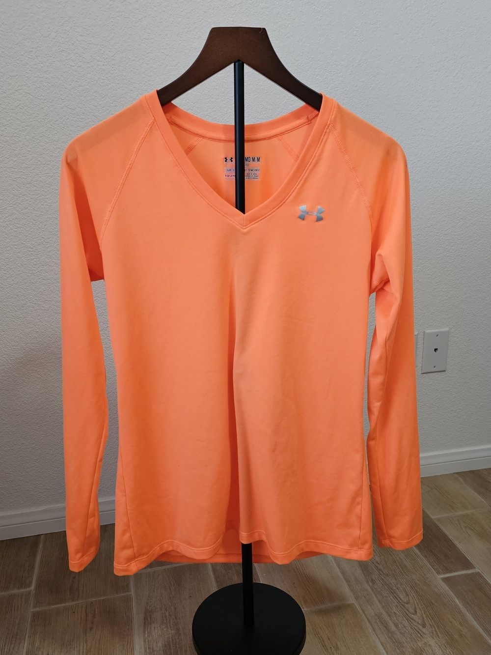 Under Armour Women's V-Neck Long Sleeve Geatgear Top, Medium Orange